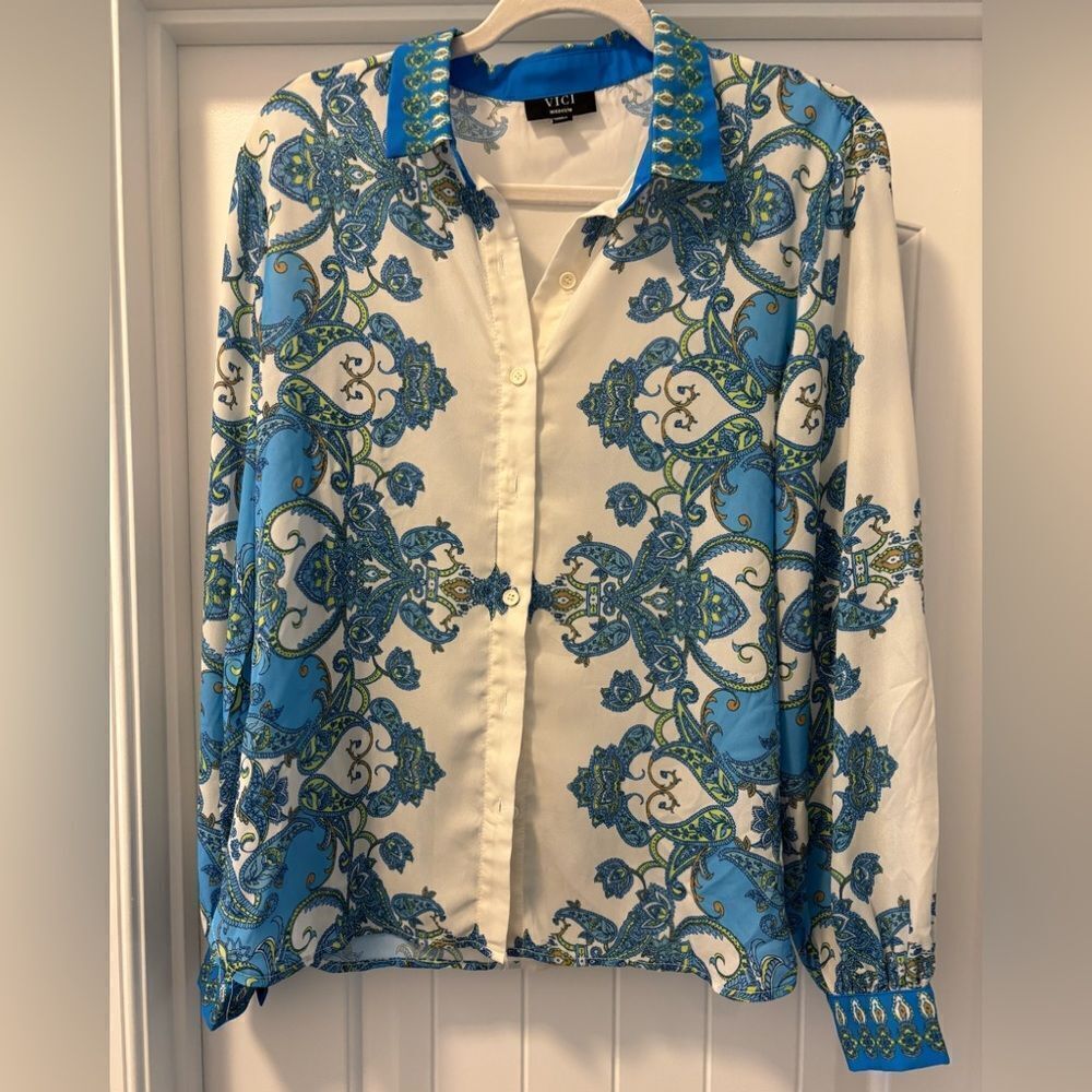 VICI Women’s Baroque Print Blue and Cream Patterned Button-Up Shirt Size Medium